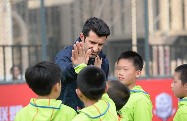 菲戈足球学院成都分院人去楼空：停训两月，家长退费无门