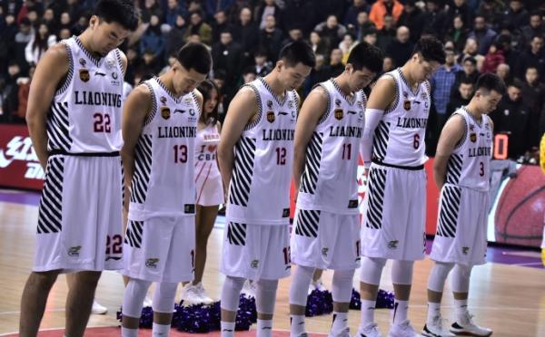 CBA赛场为南京大屠杀默哀，姚主席正在弥补联赛缺失的文化