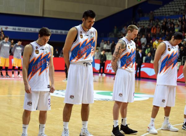 CBA赛场为南京大屠杀默哀，姚主席正在弥补联赛缺失的文化