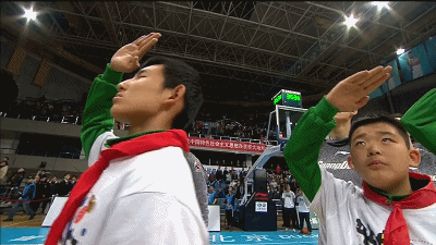 CBA赛场为南京大屠杀默哀，姚主席正在弥补联赛缺失的文化