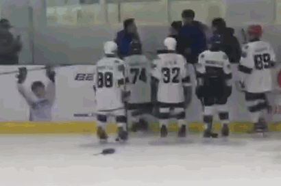 青少年冰球赛冲突后续：打人家长须书面道歉，俱乐部严重警告