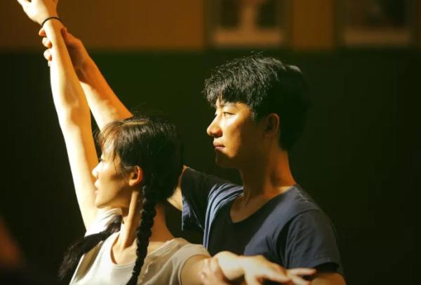 《芳华》：对自己的过去和现在，冯小刚的态度都是暧昧的