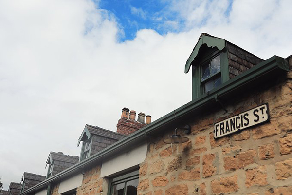 凝固历史足印，在比米什重返呼啸山庄时代