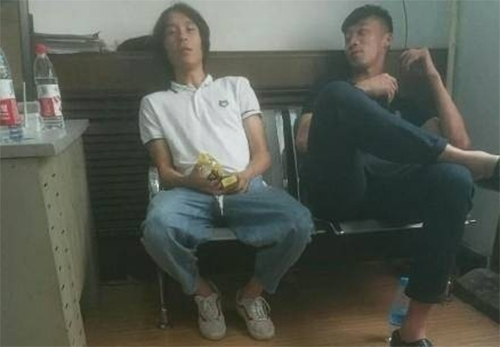 醉驾后张修维佩戴电子定位手环，4人矫正小组监督其行动