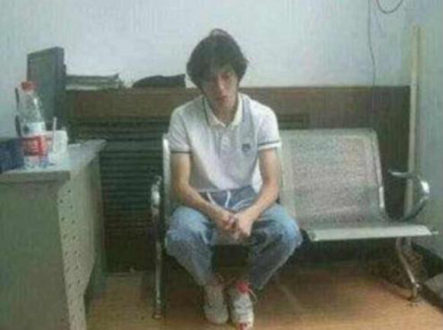 醉驾后张修维佩戴电子定位手环，4人矫正小组监督其行动