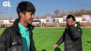 教练进场辱骂裁判、小球员竖中指，中小学足球联赛又曝乱象