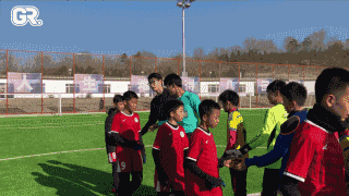 教练进场辱骂裁判、小球员竖中指，中小学足球联赛又曝乱象