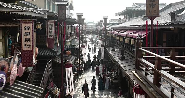 《妖猫传》：碧瓦朱甍，摛章绘句，不见长安见尘雾