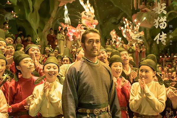 《妖猫传》：碧瓦朱甍，摛章绘句，不见长安见尘雾