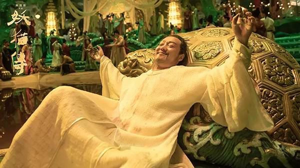 《妖猫传》：碧瓦朱甍，摛章绘句，不见长安见尘雾