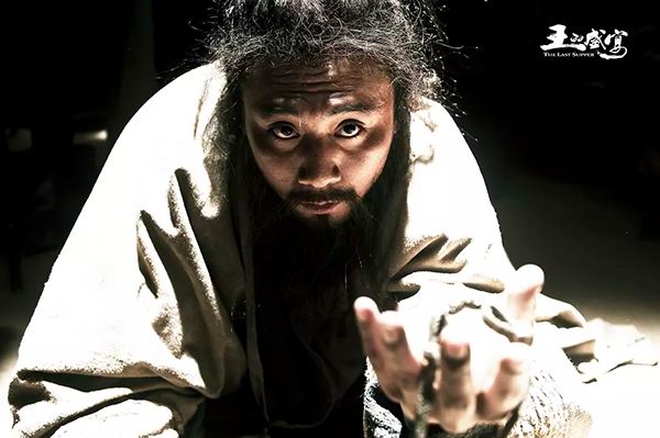 《妖猫传》：碧瓦朱甍，摛章绘句，不见长安见尘雾