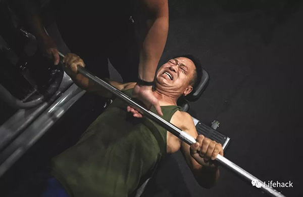 太励志！啤酒肚变6块腹肌，这一家子的减肥照刷爆朋友圈