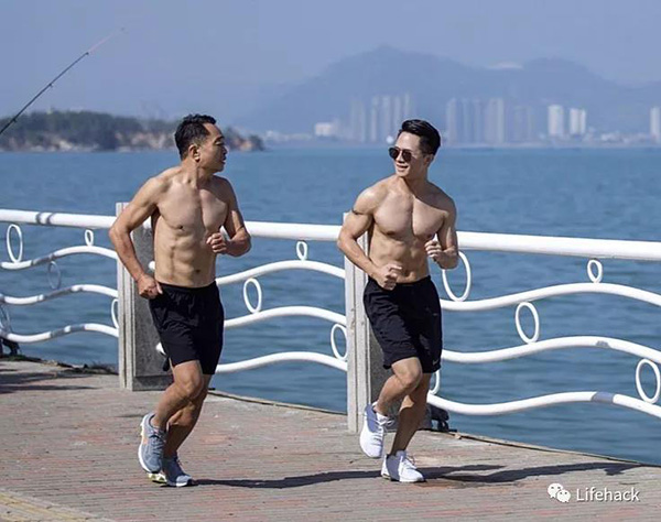 太励志！啤酒肚变6块腹肌，这一家子的减肥照刷爆朋友圈