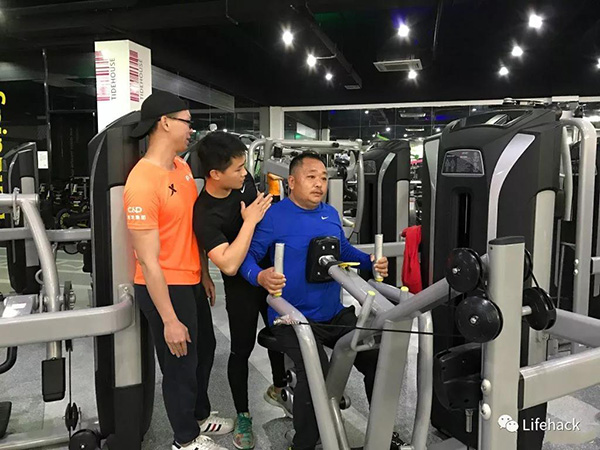 太励志！啤酒肚变6块腹肌，这一家子的减肥照刷爆朋友圈