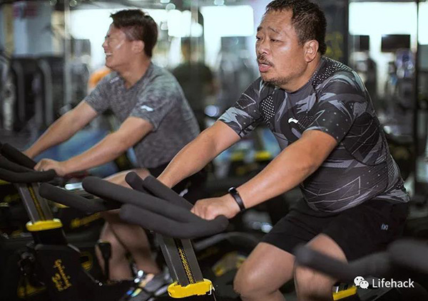 太励志！啤酒肚变6块腹肌，这一家子的减肥照刷爆朋友圈