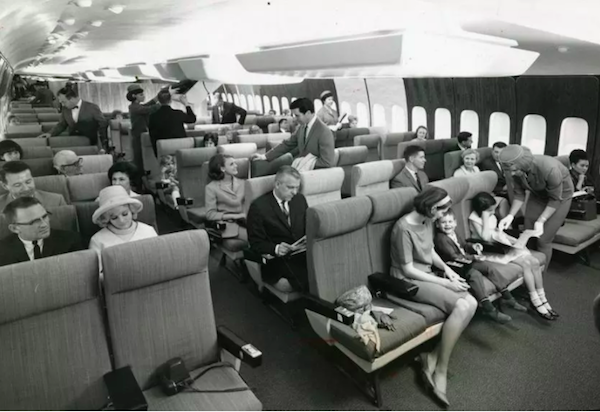 吸烟区，煤油味，过山车——五十年前的人们怎么飞行