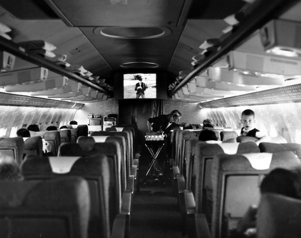 吸烟区，煤油味，过山车——五十年前的人们怎么飞行