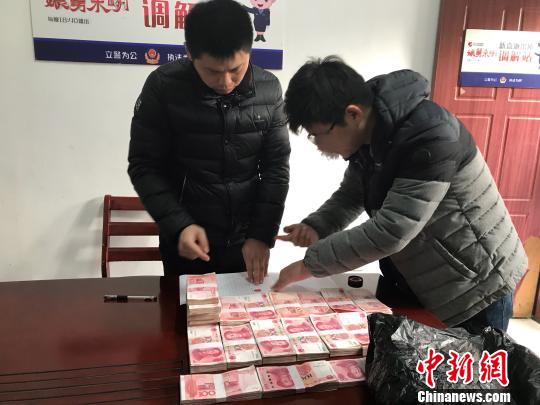 浙江嘉兴一博士炒股被骗23万，嫌犯称对方太好骗自己都心虚
