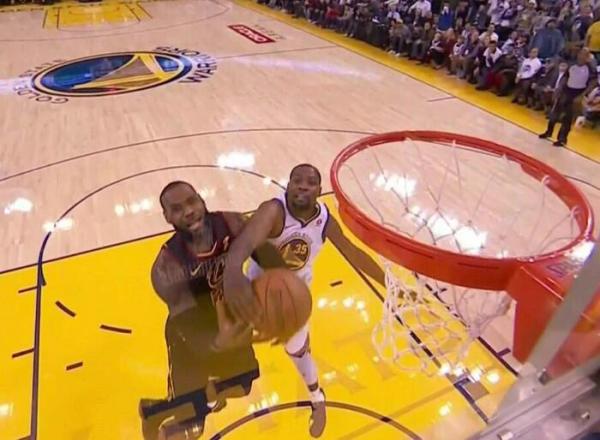 圣诞大战勇士险胜骑士，杜兰特最后时刻封盖詹皇犯规了吗