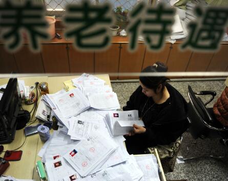 今年中国职工养老储备刚“及格”，企业年金、商业保险滞后