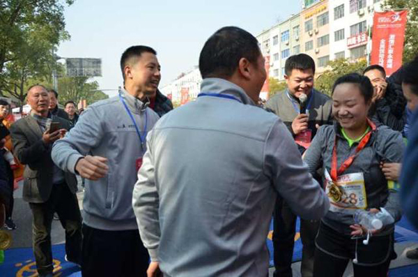 中国马拉松流行“给最后一名颁奖”，还有市长等了两小时