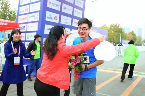 中国马拉松流行“给最后一名颁奖”，还有市长等了两小时