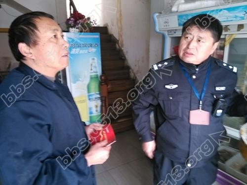 凤凰社区：普法进商铺 民工乐学法.jpg