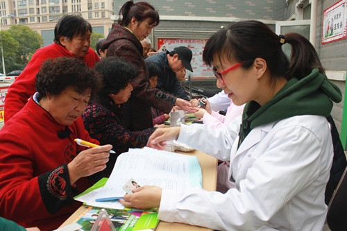 百花村社区开展“世界糖尿病日”百人宣传义诊活动2.jpg