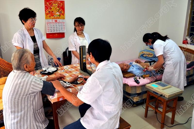 01-上门为九十岁以上的高龄居民义诊_调整大小.JPG