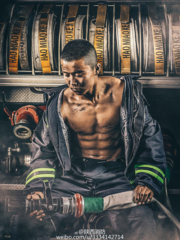 震撼！中国消防员台历发布，他们才是真正肌肉男神