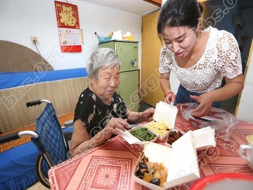 2016年7月，社区年轻党员社干志愿为社区残疾孤寡老人上门送餐.jpg
