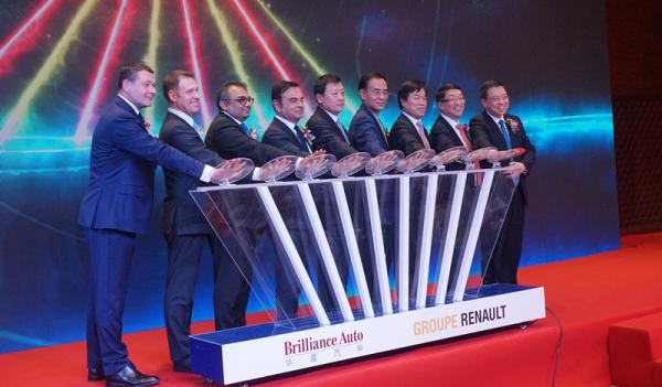 中国汽车业上演新一轮合资潮：跨国车企“抢嫁”本土品牌