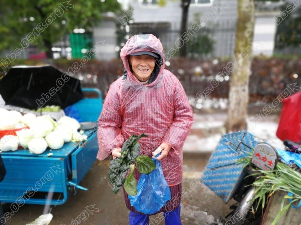 5西洋桥疏导点旁雪中卖菜的菜农.jpg