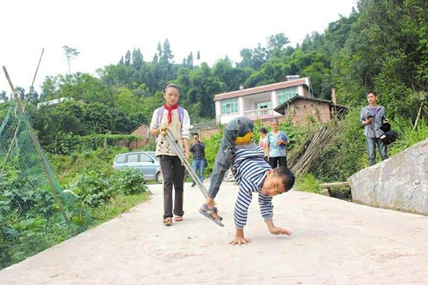 轮椅少年担任平昌冬奥火炬手，他曾“倒立”上学感动中国