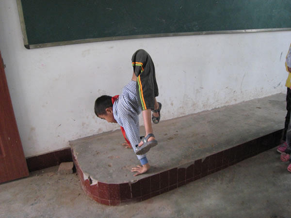 轮椅少年担任平昌冬奥火炬手，他曾“倒立”上学感动中国