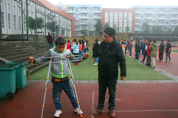 轮椅少年担任平昌冬奥火炬手，他曾“倒立”上学感动中国