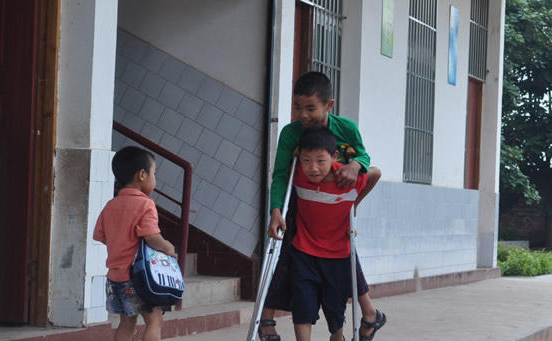 轮椅少年担任平昌冬奥火炬手，他曾“倒立”上学感动中国