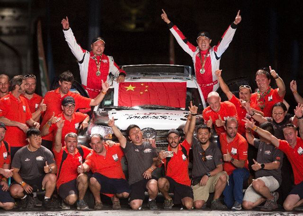 “死亡达喀尔”发车，博阿斯把“上港”涂在了赛车上