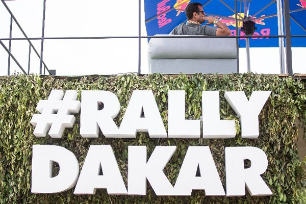 “死亡达喀尔”发车，博阿斯把“上港”涂在了赛车上