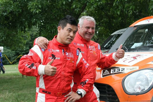 “死亡达喀尔”发车，博阿斯把“上港”涂在了赛车上