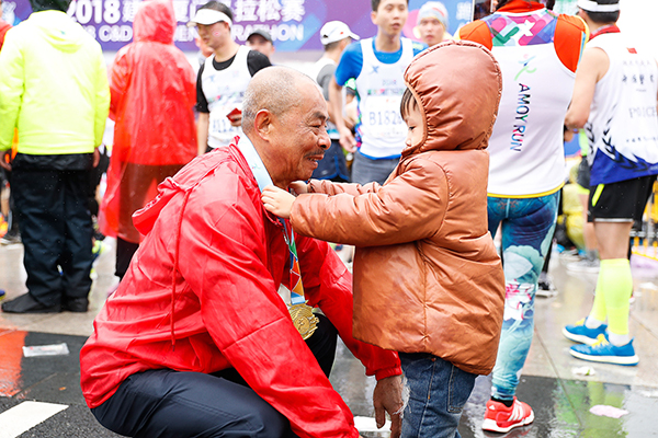 人脸识别、“佛系”补给……这是厦门马拉松的专业与温情