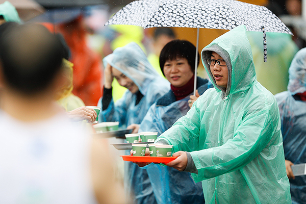 人脸识别、“佛系”补给……这是厦门马拉松的专业与温情