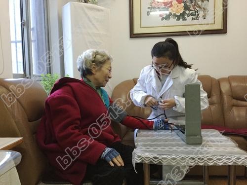 社区医生为老人量血压_副本.jpg