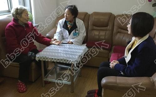 社区医生了解老人身体情况_副本.jpg