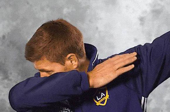 国足小将庆祝动作啥意思，这才是最流行的嘻哈文化