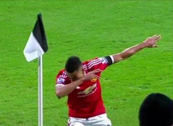 国足小将庆祝动作啥意思，这才是最流行的嘻哈文化