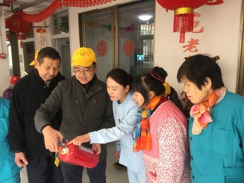 学用灭火器 安全你我他 (5).JPG