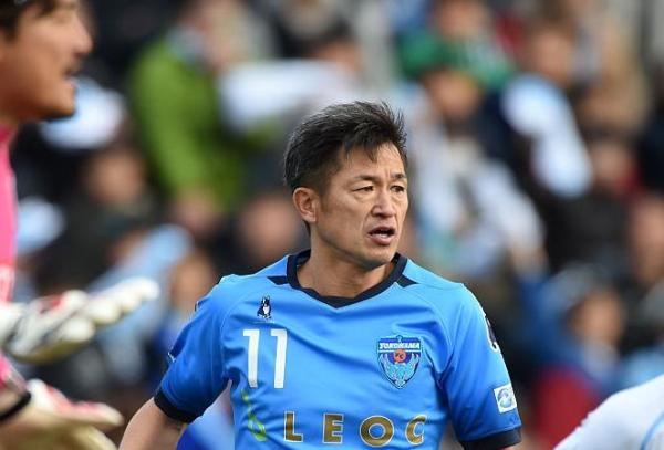 51岁还要踢！“足坛活化石”三浦知良再续约一年