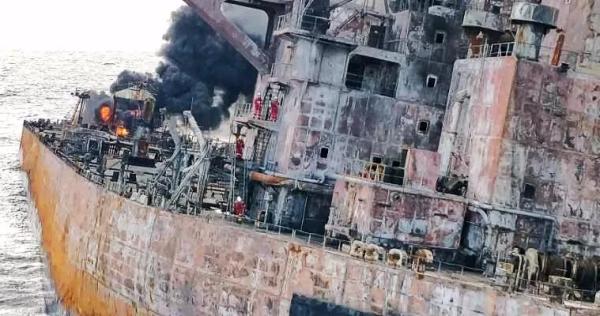 东海油轮爆燃：登船发现两遗体，生活区89℃，带回黑匣子