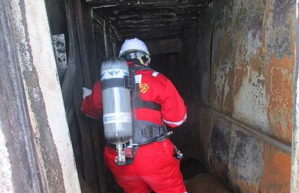 东海油轮爆燃：登船发现两遗体，生活区89℃，带回黑匣子